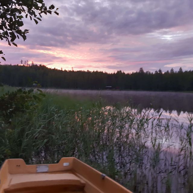 Auringonlasku ja vene kaislikossa